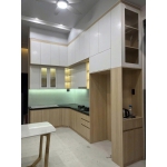Combo tủ bếp chữ L gỗ công nghiệp phối trắng có tủ trang trí và đèn LED