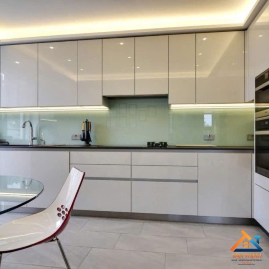 Combo Nhà Bếp Đẹp Tông Trắng Sang Trọng: Tủ Bếp, Hệ Tủ Lạnh Liền Khối & Đèn LED