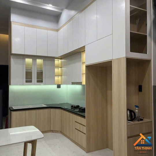 Combo tủ bếp chữ L gỗ công nghiệp phối trắng có tủ trang trí và đèn LED